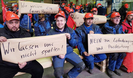 Beschäftigte der Spezialguss Wetzlar GmbH protestieren gegen die... Beschäftigte der Spezialguss Wetzlar GmbH protestieren gegen die...