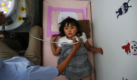 Ein Arzt untersucht im Dorf Iwate in der Nähe von Fukushima die ...