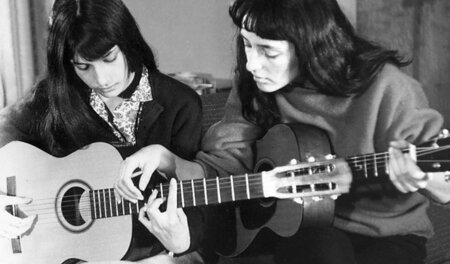 Joan Baez als Teenager (r.) mit ihrer Schwester Mimi: »Joan Baez...