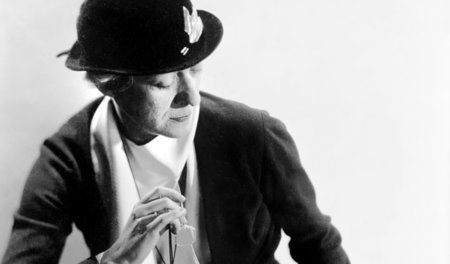 Janet Flanner (1892–1978) mit Monokel und einer Ausgabe des New ...