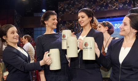Wer ist die echte? Sahra Wagenknecht mit ihren drei Doppelgänger...
