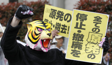 »Stillegung und Abbau aller Atomkraftwerke!« Antiatomprotest auf...