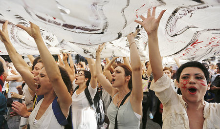 Teilnehmerinnen einer Frauendemonstration in Argentiniens Haupts...