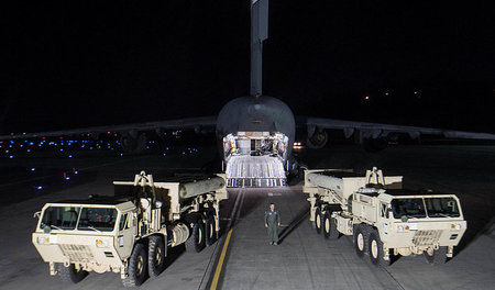 Erste Teile des THAAD-Raketenabwehrsystems treffen am Dienstag i...