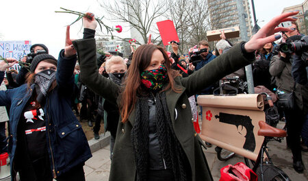 Rote Karten und Nelken gegen die reaktionäre Geschlechterpolitik...