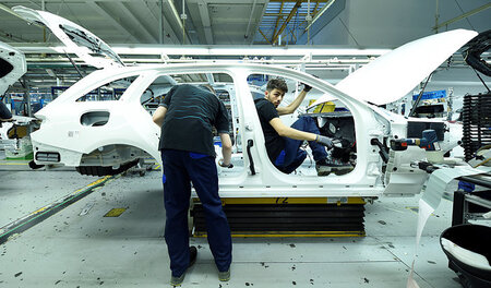 Damit die Autos fertig werden, ist Daimler in Bremen fast jedes ...