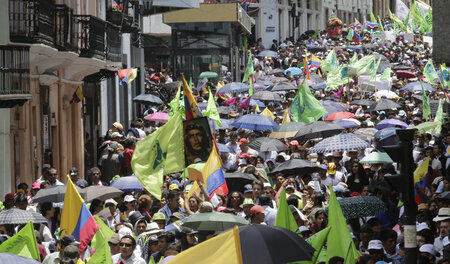 Tausende Menschen demonstrierten am 8. März in Quito gegen die V...