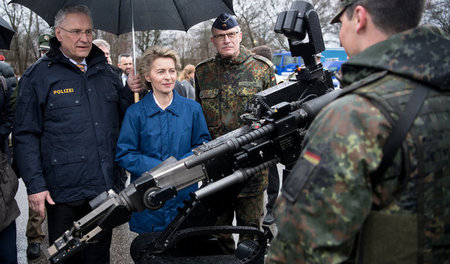 Der bayerische Innenminister Joachim Herrmann (CSU) und Verteidi...