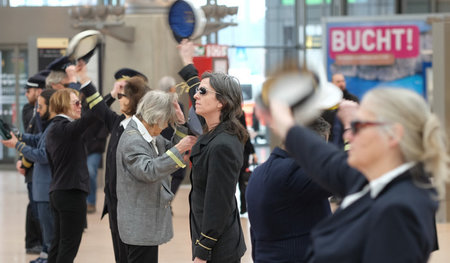 Am 12. Februar demonstrierten Aktivisten in Hamburg als Flugkapi...