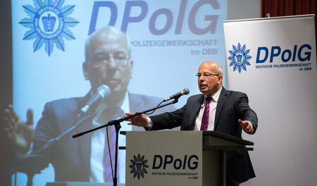 Beamtensold trotz Freistellung für die Tätigkeit als Chef der De...