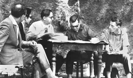 Lyrikseminar 1963 in Leipzig, auf dem Hof des Instituts für Lite...