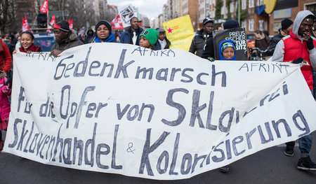 Auch in der BRD gehen regelmäßig Menschen auf die Straße, um auf...
