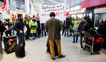 »Schluss mit Lohndumping«, forderte die Gewerkschaft am Flughafe...