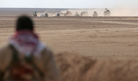 Kämpfer der »Syrischen Demokratischen Kräfte« (SDK) beobachtet e...