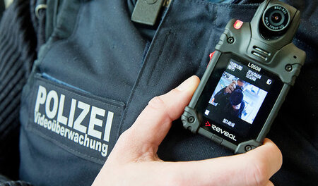 Mit solchen am Körper getragenen Minikameras dürfen Polizisten k...