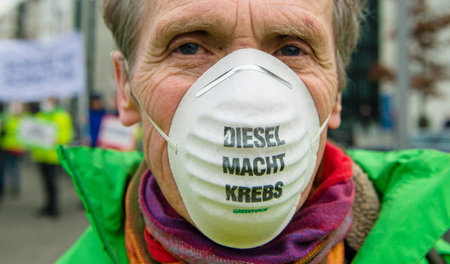 Demonstrant der Umweltschutzorganisation Greenpeace am 8. März i...