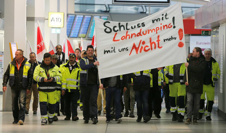 Beschäftigte fordern mehr Lohn am Flughafen Tegel in Berlin (10....