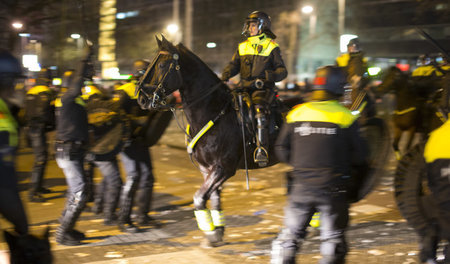 Berittene Polizei geht am Samstag abend in Rotterdam gegen Anhän...