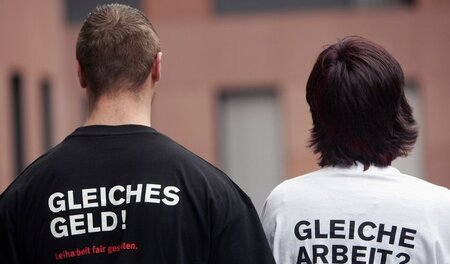 Schön wär’s! Zwei Männer protestieren gegen den Missbrauch von L...