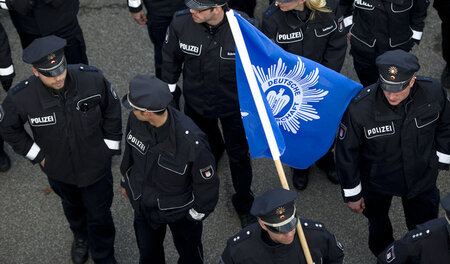 Unter falscher Flagge: Beamte, die an einer Kundgebung der Deuts... Unter falscher Flagge: Beamte, die an einer Kundgebung der Deuts...