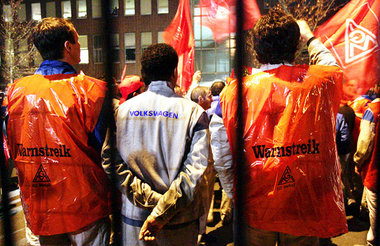 Kämpferische VW-Belegschaft (hier beim Warnstreik 2004): Betrieb...