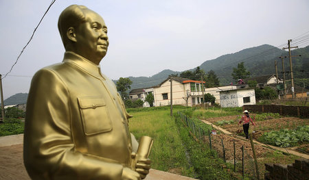 Mao’s own country: Eine Büste es Großen Vorsitzenden beobachtet ...