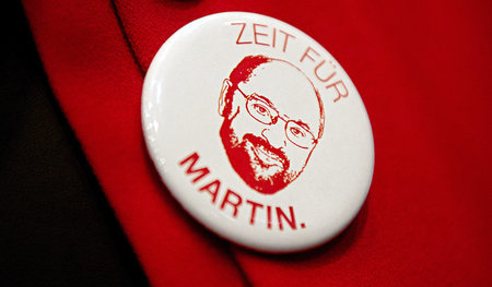 Das ist kein Anstecker der Linkspartei, eine SPD-Delegierte des ... Das ist kein Anstecker der Linkspartei, eine SPD-Delegierte des ...