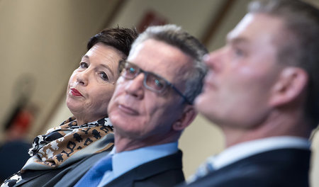 Bundesinnenminister Thomas de Maizière (Mitte) am Montag mit dem... Bundesinnenminister Thomas de Maizière (Mitte) am Montag mit dem...