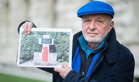 Wolfram Kastner vor Beginn der Verhandlung mit einem Foto des um... Wolfram Kastner vor Beginn der Verhandlung mit einem Foto des um...