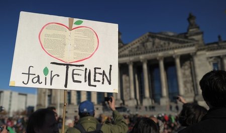 Wieso Schulden zurückzahlen? »Occupy Wall Street«-Demo vor dem B... Wieso Schulden zurückzahlen? »Occupy Wall Street«-Demo vor dem B...
