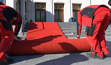 Vor dem Kurhaus Baden-Baden wurde schon am Montag der rote Teppi... Vor dem Kurhaus Baden-Baden wurde schon am Montag der rote Teppi...