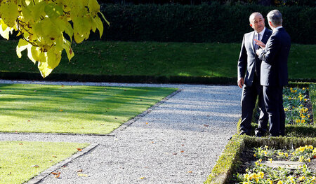Der Schweizer Außenminister Didier Burkhalter (rechts) mit seine...