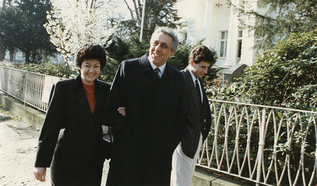 Erika und Egon Krenz mit ihrem Sohn Carsten auf dem Weg zu Volks... Erika und Egon Krenz mit ihrem Sohn Carsten auf dem Weg zu Volks...