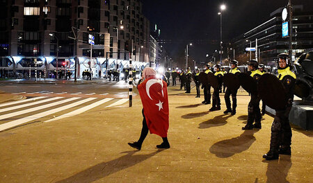 Konfliktanlass: AKP-Anhänger wollten am Sonntag in Rotterdam Auf... Konfliktanlass: AKP-Anhänger wollten am Sonntag in Rotterdam Auf...