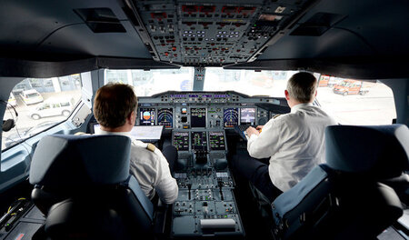 Zwei Piloten arbeiten auf dem Flughafen in Hamburg im Cockpit ei... Zwei Piloten arbeiten auf dem Flughafen in Hamburg im Cockpit ei...
