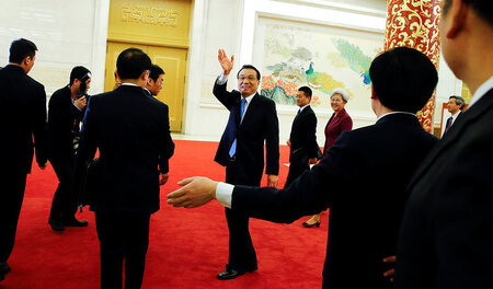 Chinas Premierminister Li Keqiang (Mitte, winkend) nach einer Pr... Chinas Premierminister Li Keqiang (Mitte, winkend) nach einer Pr...