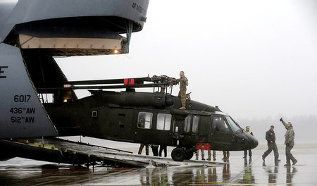 Entladung eines US-amerikanischen Black-Hawk-Helikopters am Flug...