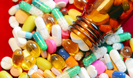 Massenhaftes Pillenschlucken – ob Pharmachemie oder angeblich ch...