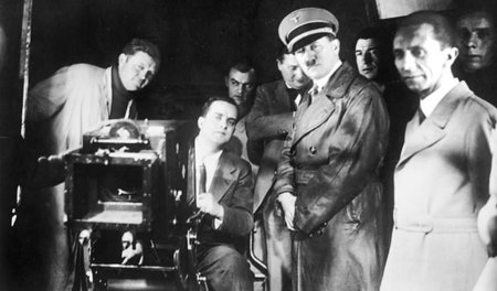 Die Universum Film AG war schon vor der Verstaatlichung ganz auf... Die Universum Film AG war schon vor der Verstaatlichung ganz auf...