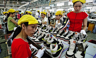 Schuhproduktion nahe Ho-Chi-Minh-Stadt: Niedriglöhne für vietnam... Schuhproduktion nahe Ho-Chi-Minh-Stadt: Niedriglöhne für vietnam...