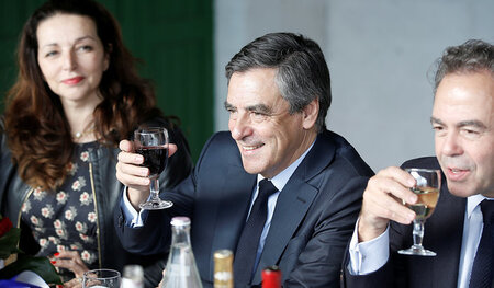 Ein Prosit auf den edlen Spender: François Fillon lässt es sich ... Ein Prosit auf den edlen Spender: François Fillon lässt es sich ...