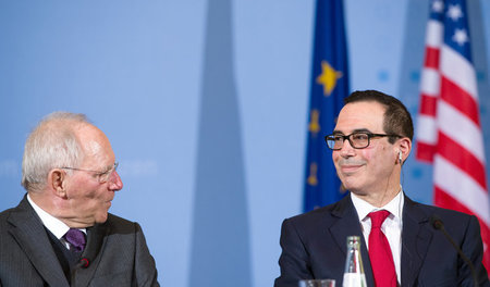 Nur ein gezwungenes Lächeln hatten die beiden Finanzminister für... Nur ein gezwungenes Lächeln hatten die beiden Finanzminister für...