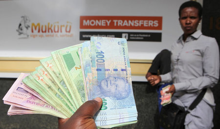 Gutes Geschäft: Vor einer Bank in Harare werden südafrikanische ...