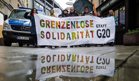 Gemeinsam gegen die G20: Proteste in der Innenstadt von Baden-Ba...