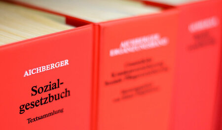 Schwere Lektüre: Das Sozialgesetzbuch