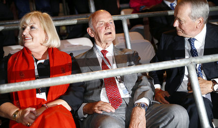 Bild aus glücklichen Zeiten. Ferdinand Piëch (m.) mit Frau Ursul...