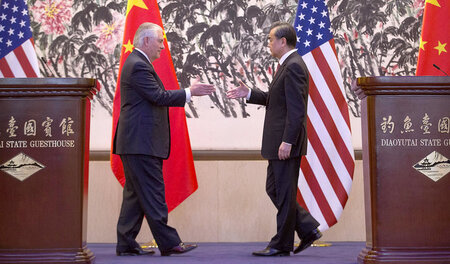 Aufeinander zugehen: US-Außenminister Rex Tillerson (links) und ...