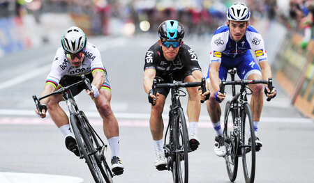 Aus dem Windschatten heraus: Kwiatkowski (Mitte) vor Sagan (l) u...
