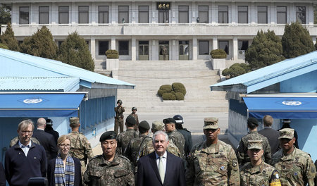 17. März, Panmunjon: US-Außenminister Rex Tillerson (m.) an der ...