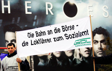 Helden und Helden. Auch vor dem Filmplakat des Hollywood-Schinke... Helden und Helden. Auch vor dem Filmplakat des Hollywood-Schinke...